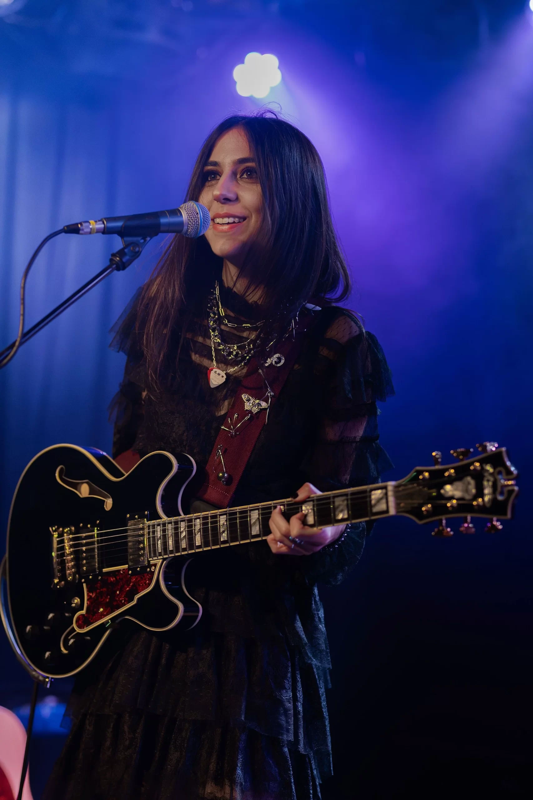 Nadia Sheikh actuando en directo con guitarra
