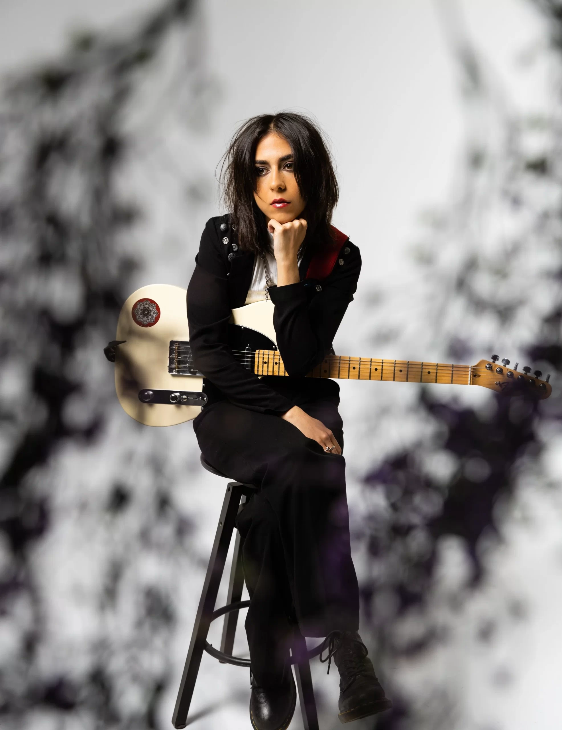 Nadia Sheikh sentada con una guitarra Telecaster